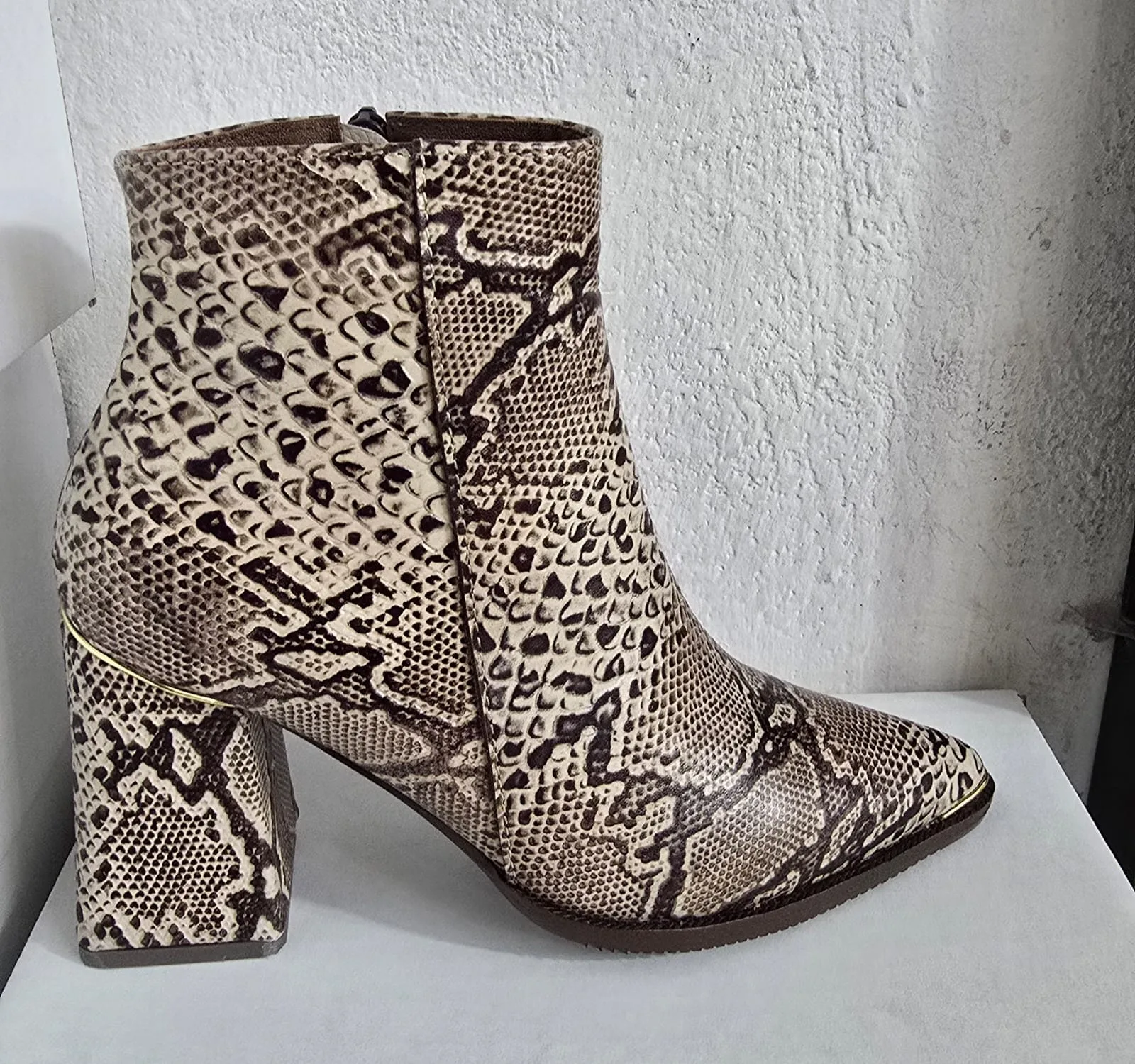 AS 241 7 1/2 CUERO CULEBRA BEIGE